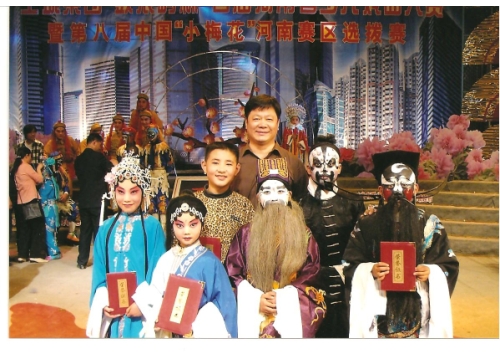 学生与王洪应老师合影 (https://www.hnyixiao.cn/) 对外交流 第1张
