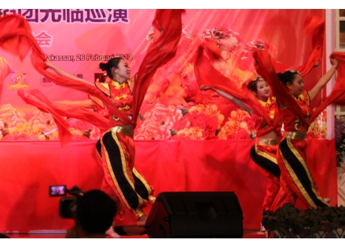 热烈欢迎我校学生赴印尼巡回慰问侨胞演出胜利归来 (https://www.hnyixiao.cn/) 校内新闻 第7张
