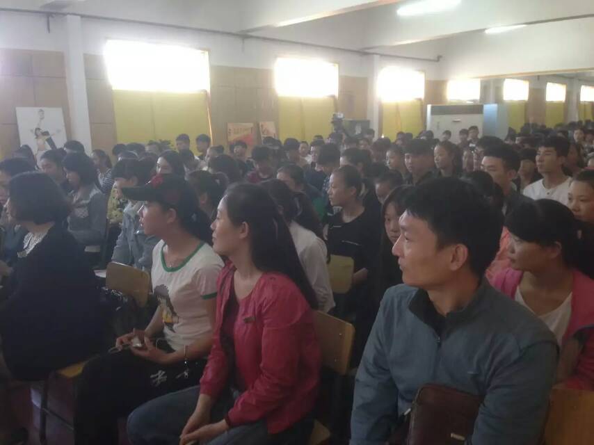 河南省王希玲艺术学校＜名家讲座＞第一期10月9日在我校开讲。 (https://www.hnyixiao.cn/) 校内新闻 第2张