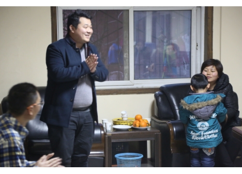 深圳的爱心人士白总、贾总夫妇再次来我校慰问教职工 (https://www.hnyixiao.cn/) 校内新闻 第2张