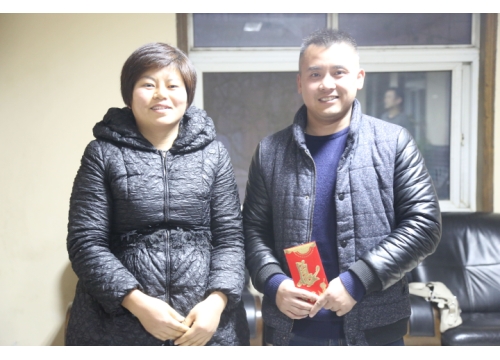 深圳的爱心人士白总、贾总夫妇再次来我校慰问教职工 (https://www.hnyixiao.cn/) 校内新闻 第6张