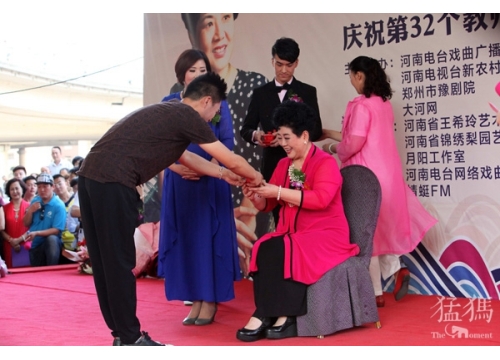 《大石桥有戏》王希玲收徒现场有多火？数数多少人爬到了树上看 (https://www.hnyixiao.cn/) 校内新闻 第3张