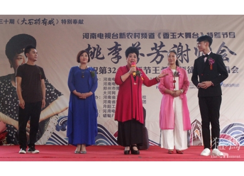 《大石桥有戏》王希玲收徒现场有多火？数数多少人爬到了树上看 (https://www.hnyixiao.cn/) 校内新闻 第4张