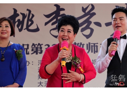 《大石桥有戏》王希玲收徒现场有多火？数数多少人爬到了树上看 (https://www.hnyixiao.cn/) 校内新闻 第12张