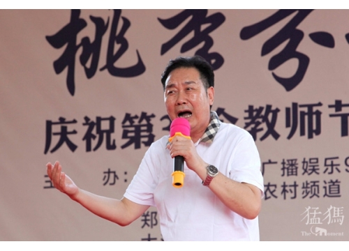 《大石桥有戏》王希玲收徒现场有多火？数数多少人爬到了树上看 (https://www.hnyixiao.cn/) 校内新闻 第13张