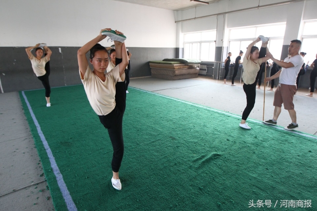 河南商报：办学20年投入2000万，学生包揽“梨园春”，可他却天天这样想 (https://www.hnyixiao.cn/) 教育资讯 第2张