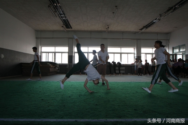 河南商报：办学20年投入2000万，学生包揽“梨园春”，可他却天天这样想 (https://www.hnyixiao.cn/) 教育资讯 第9张