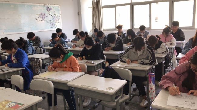 郑州工程技术学院中专部期中考试掠影 (https://www.hnyixiao.cn/) 校内新闻 第3张