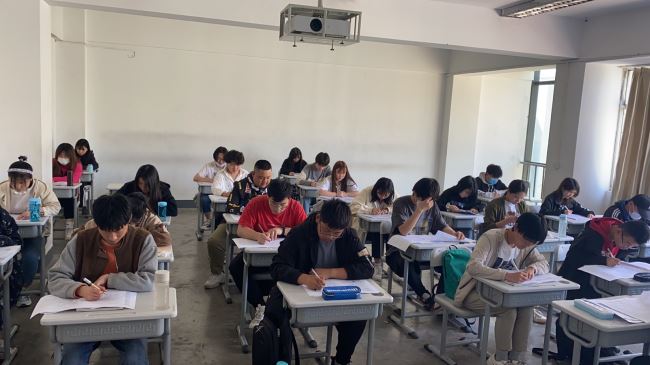 郑州工程技术学院中专部期中考试掠影 (https://www.hnyixiao.cn/) 校内新闻 第7张