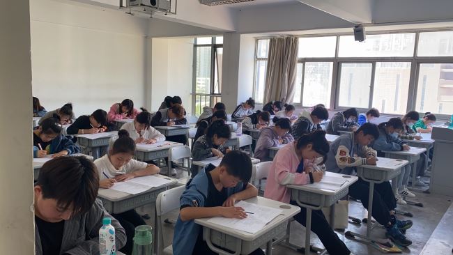 郑州工程技术学院中专部期中考试掠影 (https://www.hnyixiao.cn/) 校内新闻 第6张