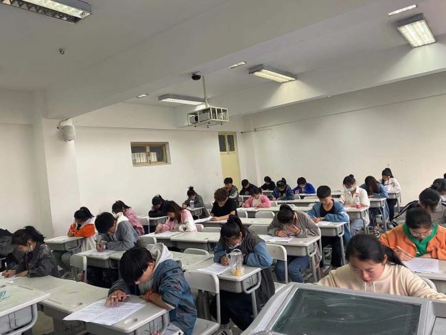 郑州工程技术学院中专部期中考试掠影 (https://www.hnyixiao.cn/) 校内新闻 第4张