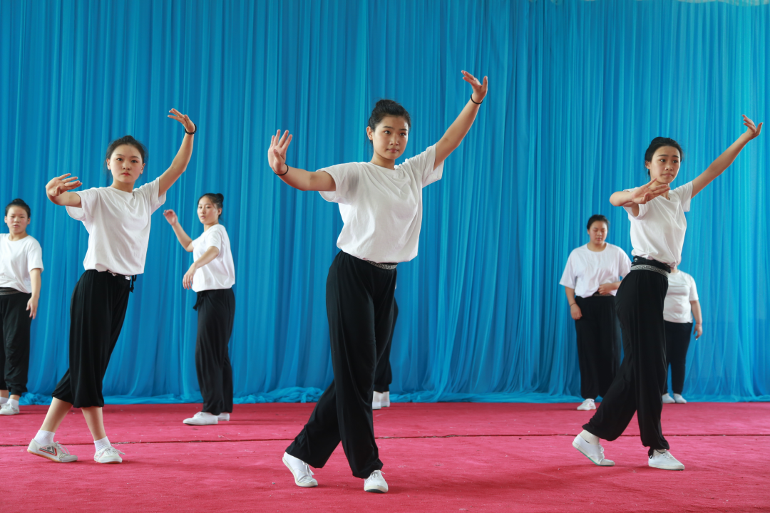 2022-2023学年第二学期期末考试圆满结束 (https://www.hnyixiao.cn/) 校内新闻 第20张