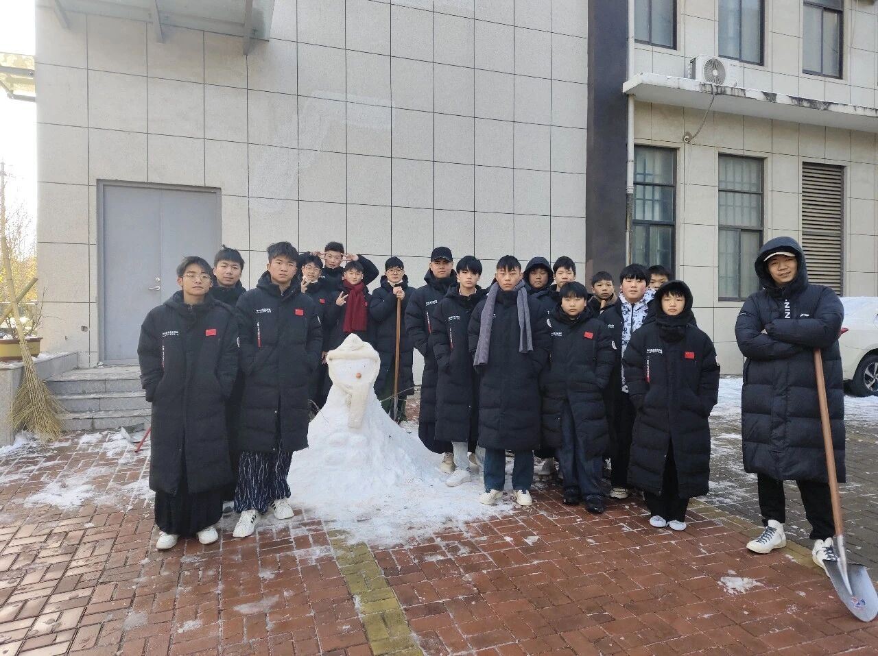 筑牢校园安全防线丨我校开展校园扫雪除冰志愿活动