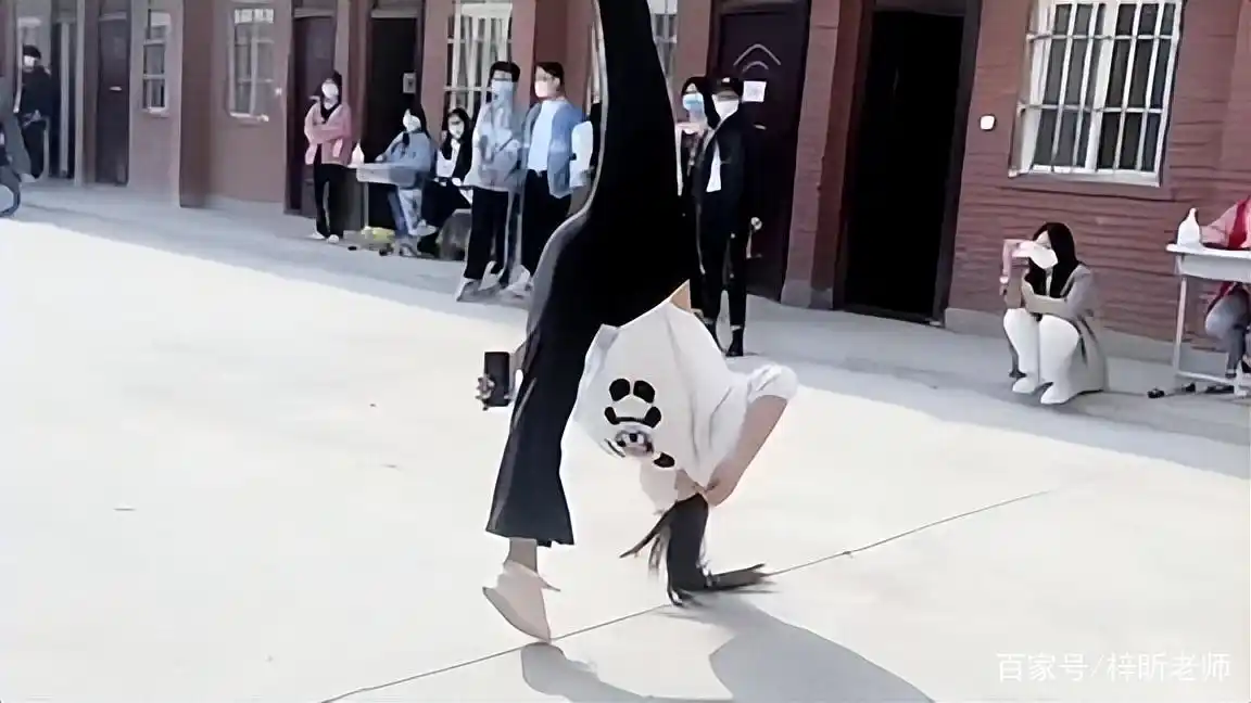 戏曲专业的学生做核酸姿势太帅了 (https://www.hnyixiao.cn/) 校内新闻 第1张