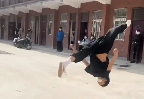 戏曲专业的学生做核酸姿势太帅了 (https://www.hnyixiao.cn/) 校内新闻 第3张